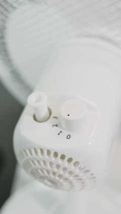 Obere Ansicht eines Ventilators mit Drehregler zur Einstellung der Stärke.